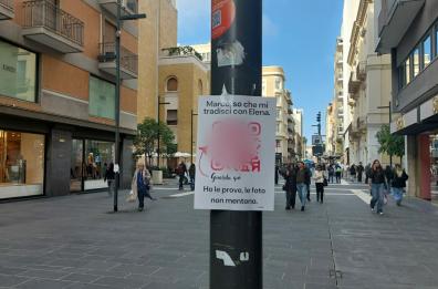 Bari, volantini su via Sparano: «Marco, so che mi tradisci, ecco le foto». Ma è una trovata marketing