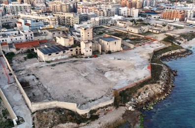 Trani, all’ex distilleria Angelini demolizione bloccata dai rifiuti