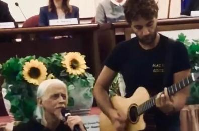 Addio al batterista Vincenzo Maccagni: nonostante la sua malattia alle mani tornò a suonare con il fisioterapista