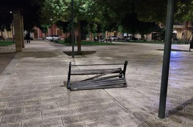 Panchine sradicate all'interno del cimitero di Salice Salentino: vandali in azione