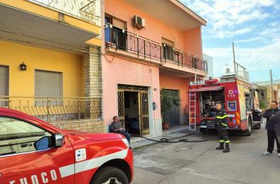 Paura a Taviano, divampa incendio in un'abitazione: coppia di coniugi anziani in codice giallo  