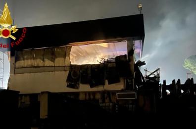 Gioia del Colle, capannone in fiamme: danneggiati  mezzi e materiale