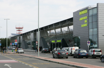 «Caro voli, Salento penalizzato»: Stefàno attacca Aeroporti di Puglia