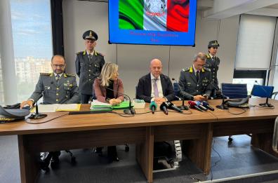 Le intercettazioni sulle tangenti pagate ai funzionari Asl: «Se ti trovano i soldi in casa dì che è l'eredità di tuo padre»