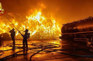 Palo del Colle, a fuoco capannone ditta di rifiuti: bruciata area di 3mila mq, Arpa non rileva criticità. Una parte dell'impianto era sequestrata