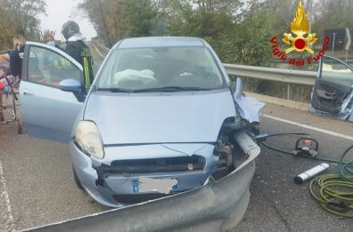 Perde il controllo dell'auto e si schianta sul guardrail: un ferito sulla SS7 allo svincolo per Francavilla est