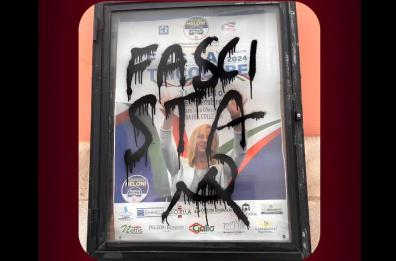 A Gioia del Colle imbrattato manifesto con foto Giorgia Meloni: «Fascista», e il disegno di falce e martello. Scritte offensive anche a Bari nella facoltà di Giurisprudenza