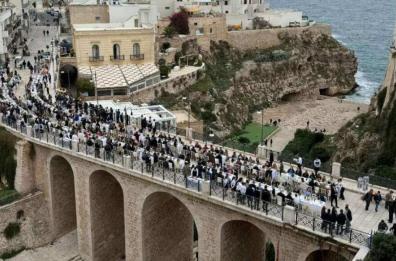 Polignano, il ponte di Lama Monachile diventa una sala ricevimenti a cielo aperto