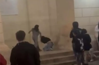 Maglie, due ragazzine si picchiano per una foto postata sui social: passanti filmano la scena ma nessuno le ferma