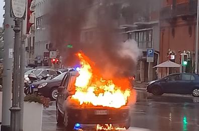Paura in centro a Bari, auto prende fuoco: panico tra i passanti
