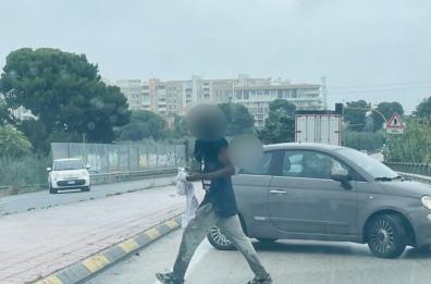 Giovane attraversa la strada provinciale Bari-Bitritto: 500 frena di colpo per evitarlo e impatta su un'altra auto