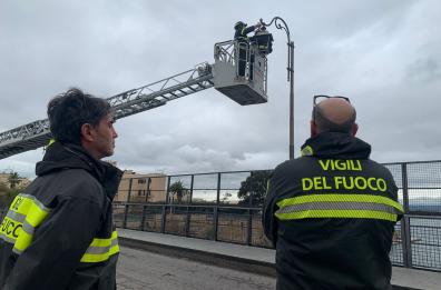 Lampione pericolante: a Taranto chiuso il Ponte girevole, traffico in tilt