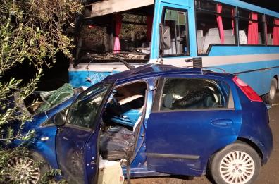 Oria, auto si schianta contro un bus: morta una 64enne, due feriti gravi