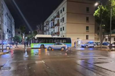 Brindisi, sassi contro autobus Stp pieno di viaggiatori: terrore a bordo