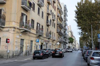 Via Manzoni, a Bari il rebus parcheggi: sacrificati 140 stalli, ma 400 si possono recuperare tra Corso Italia e area Rfi