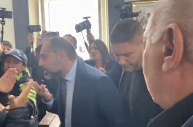 Taranto, tensioni in Consiglio comunale: accesa protesta dei lavoratori, una donna accusa un malore 