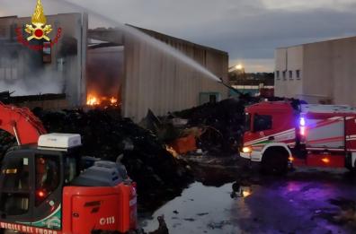 Palo del Colle, ancora in fiamme un capannone di ditta di rifiuti: vigili del fuoco al lavoro da tre giorni