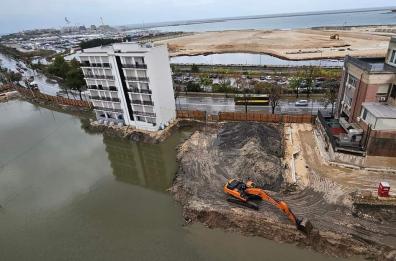 Bari, la foce del torrente Picone si allaga: colpa della pioggia. Sott'acqua (di nuovo) il cantiere del Bosco Verticale