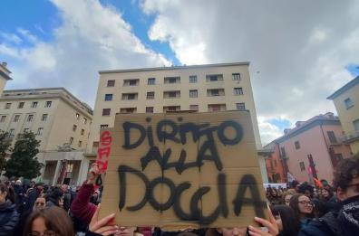 Emergenza idrica: Potenza senz'acqua da settimane, in piazza per il «diritto alla doccia»