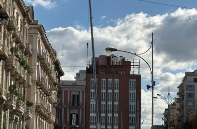 Smontato l’orologio della Banca Popolare, via anche l’insegna: era un simbolo di Bari