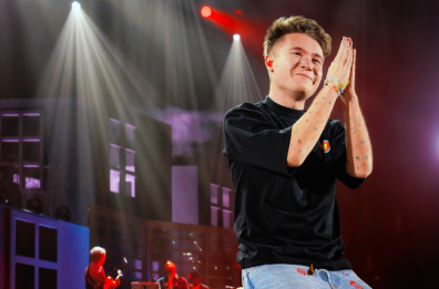 Alfa, a Bari un carico di talento e simpatia: «Vecchioni mi ha mandato gli auguri per il tour. E se Conti mi chiama a Sanremo...»