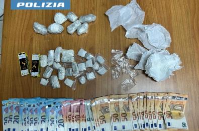 Taranto, 16enne nasconde hashish e marijuana nelle aiuole dei giardini pubblici: arrestato