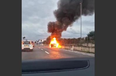 Auto prende fuoco sulla Bari-Matera: grande colonna di fumo visibile per chilometri