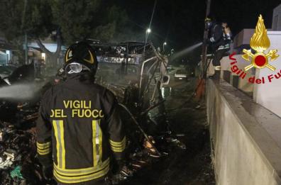 Camper a fuoco a Giorgilorio, era parcheggiato in strada: completamente divorato dalle fiamme
