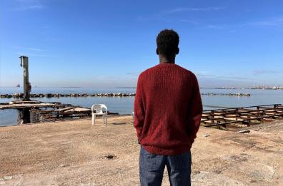 Lido Taranto, il ritorno degli invisibili. Ibrahima: «Una stanza? 42 euro a notte»