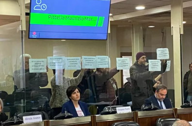 Crisi idrica in Basilicata, la protesta arriva in Consiglio Regionale: manifestanti si presentano con volantini