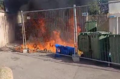 Taviano, in fiamme cassonetti e una macchina spazzatrice: indagini in corso