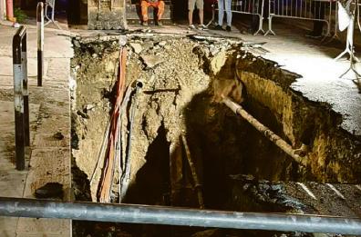 Canosa, in via Buccari dopo la voragine arriva l'ordinanza di sgombero degli edifici