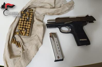 Carovigno, nasconde pistola nella camera dei figli minorenni: arrestato 33enne 