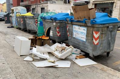 Bari, ancora scene di degrado: a Carrassi abbandonati in strada lavabo, scrivania e poltrona girevole