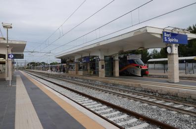 Bari, migranti sui binari tra Santo Spirito e Parco Nord: disagi sulla rete adriatica