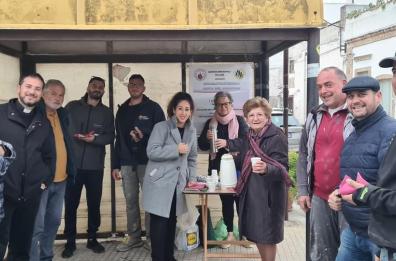 Felline, il parroco e il consiglio pastorale portano la colazione all'alba ai pendolari che aspettano il bus