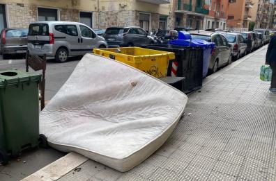 Ancora degrado a Bari: dopo i sanitari e la scrivania, abbandonato a Carrassi un materasso matrimoniale