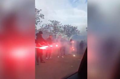 Lecce, l'addio degli ultras a Samuele Bruno: cori e fumogeni accompagnano la salma all'uscita del Fazzi