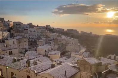 Ecco i primi fiocchi di neve sul Gargano: il video all'alba diventa virale