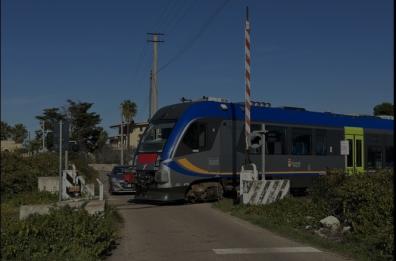 Tragedia sfiorata a Racale: auto sfonda passaggio a livello mentre passa il treno