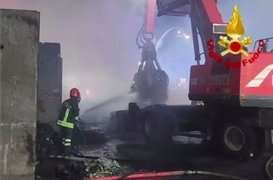 Brindisi, l'incendio non si ferma : da oltre 2 giorni rogo in un deposito rifiuti nella zona industriale