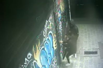 Bari, nella notte due ragazzini provano a scassinare l'ingresso del Chiringuito VIDEO