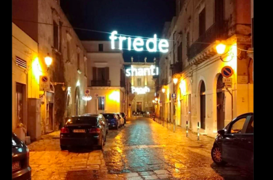 Brindisi, città addobbata a festa per Natale: luminarie e decorazioni per 67mila euro