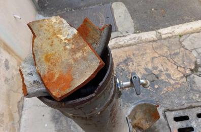 Francavilla Fontana, le storiche fontanine vandalizzate e trasformate in portarifiuti