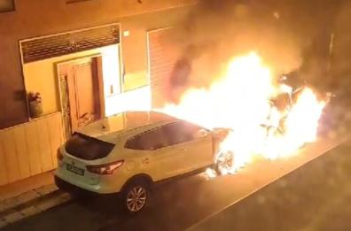 Casarano, in fiamme  all'alba due auto parcheggiate in via Oriani: danneggiato il prospetto della casa