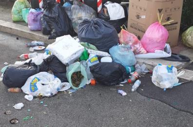 Rifiuti a Bari, al San Paolo «non rispettate le regole del porta a porta»: la denuncia dell'Amiu