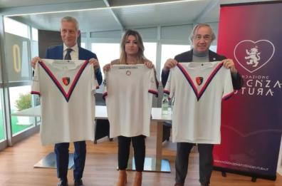 Potenza Calcio, una maglia vintage riprodotta in plastica riciclata