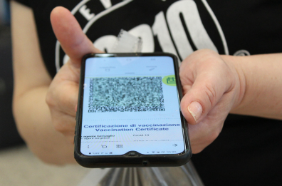 «I green pass falsi? Sono innocui», la pm di Lecce chiede archiviazione, il gip manda tutti a giudizio. I NOMI