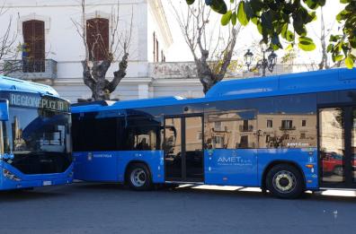 Trani, tre nuovi bus a metano al servizio delle scuole