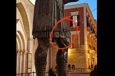 A Barletta un cavo sulla statua di Eraclio per installare le luminarie: dopo la polemica le scuse della ditta